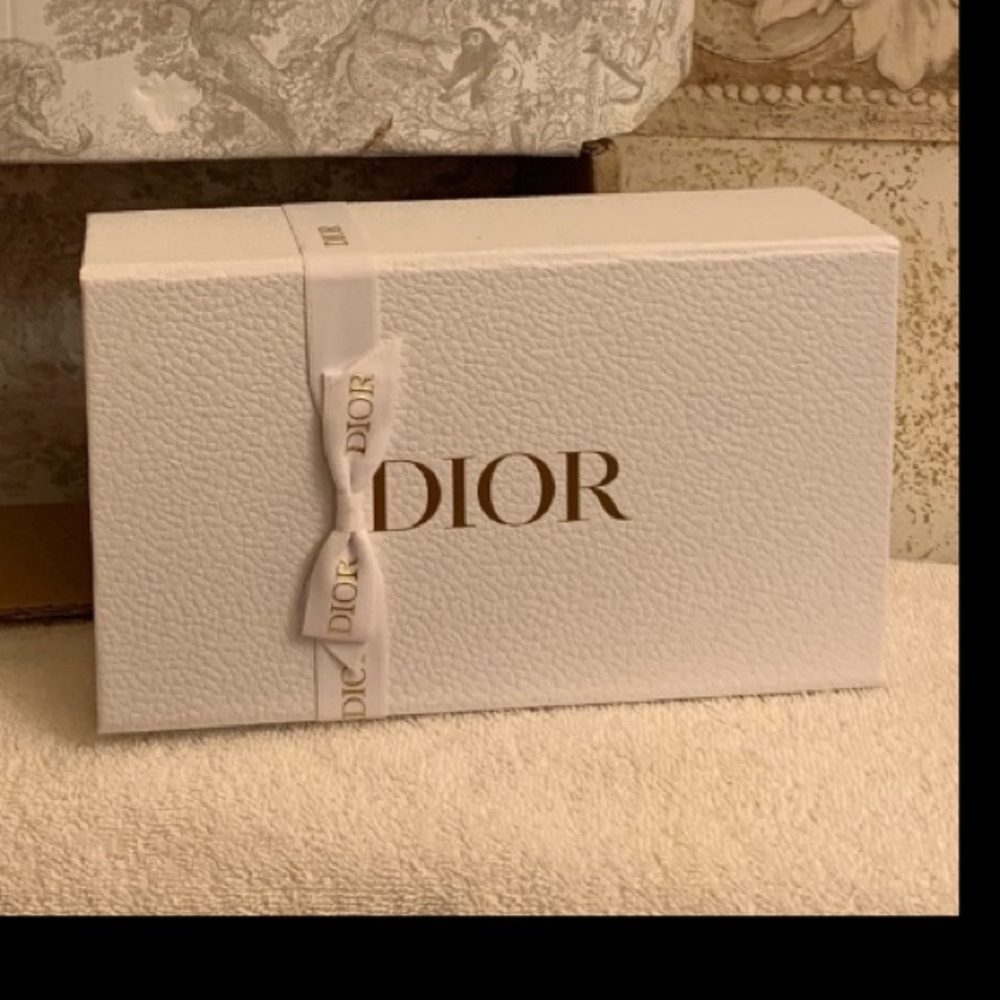 Dior White Embossed Box with Gold Logo w/ Ribbon & Tissue - Picture 2 of 8